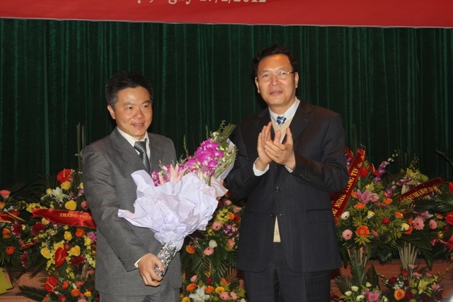 Bộ trưởng Phạm Vũ Luận tặng hoa chúc mừng GS Ngô Bảo Châu nhân ngày ra mắt Viện toán. Ảnh Xuân Trung